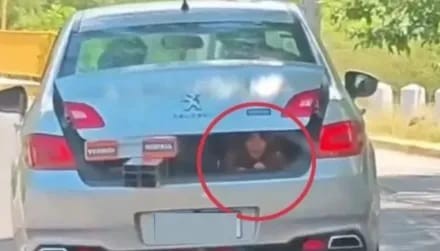 Juez causa indignación al ser grabado llevando a su hija en el baúl por falta de espacio