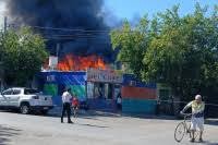 Devastador incendio afecta una distribuidora en Caucete: bomberos luchan por controlar las llamas.