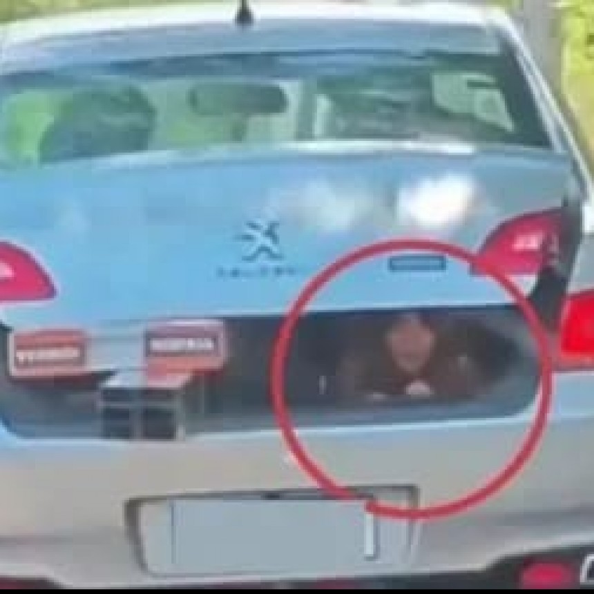 Juez causa indignación al ser grabado llevando a su hija en el baúl por falta de espacio