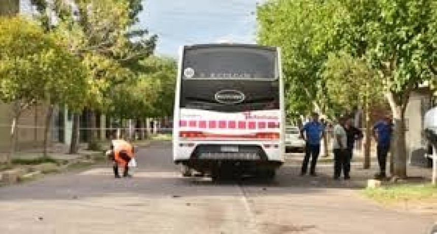 Tragedia en San Juan: un joven motociclista muri&oacute; tras chocar con un colectivo en el Barrio Frondizi