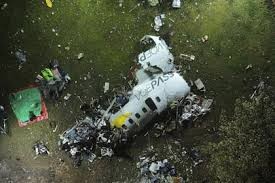 Avioneta se estrella en una avenida de San Pablo y causa una tragedia