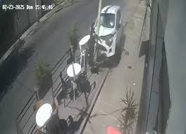 Conductor se sube a la vereda y arrolla mesas de una heladería