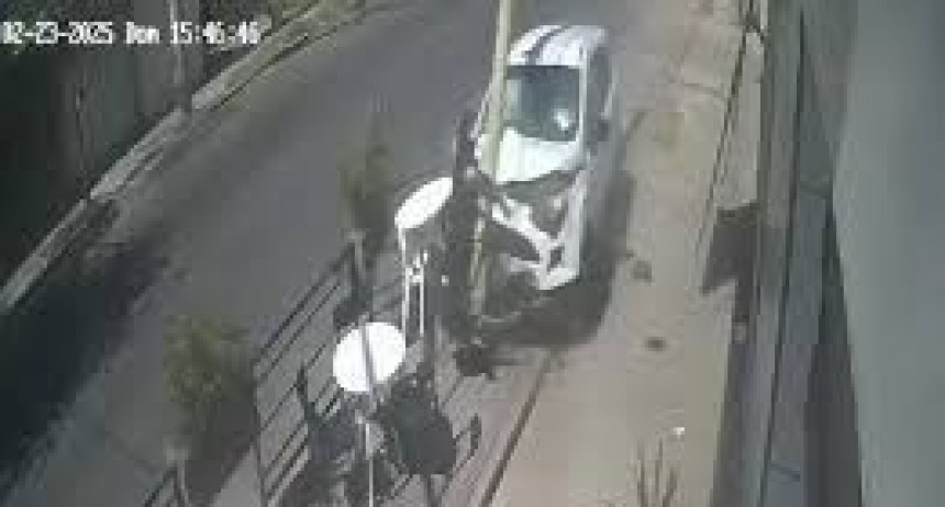 Conductor se sube a la vereda y arrolla mesas de una heladería