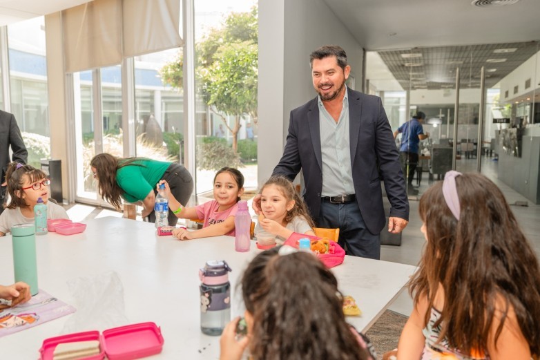 El gobernador participó de la apertura de Vacacionarte, la colonia de arte del Museo Franklin Rawson
