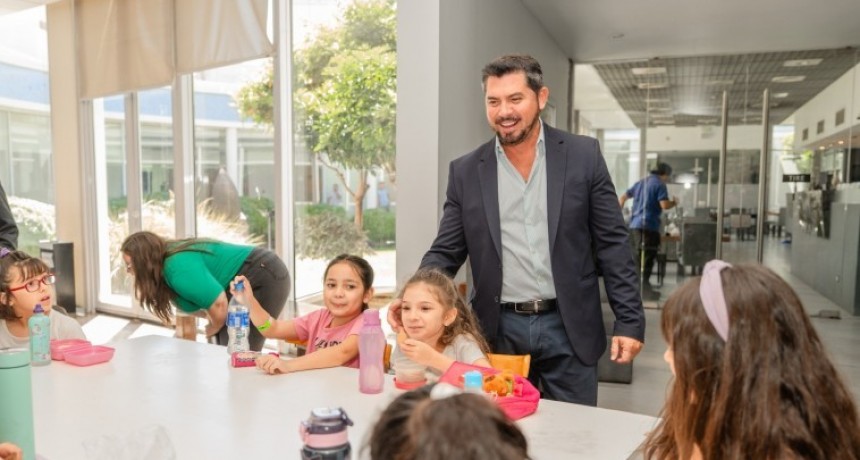 El gobernador participó de la apertura de Vacacionarte, la colonia de arte del Museo Franklin Rawson