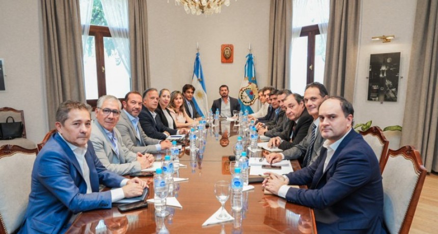 El gobernador Orrego mantuvo la primer reunión de gabinete del 2026