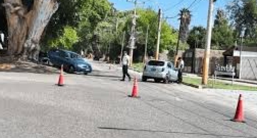 Fuerte colisión en Santa Lucía: Dos autos destrozados en una esquina clave