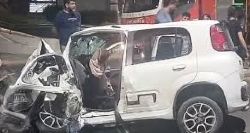 Fuerte accidente en el Parque de Mayo: un Uber termin&oacute; contra una palmera