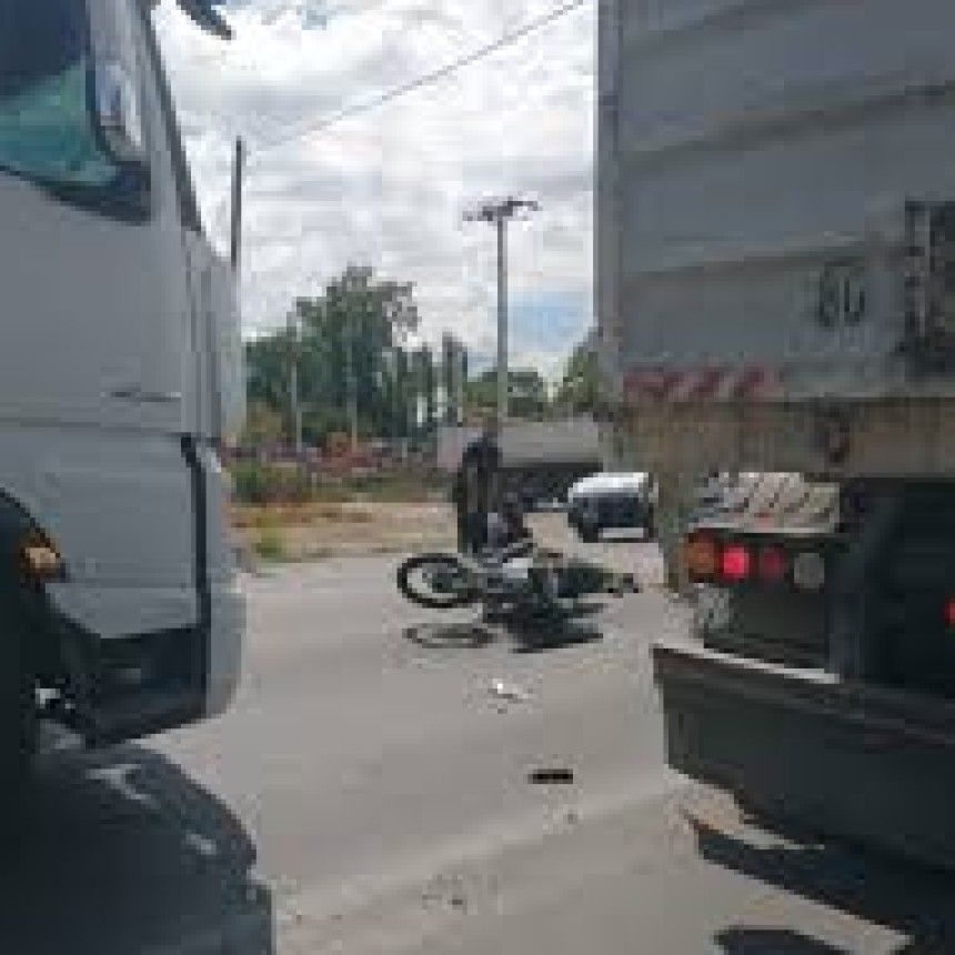 Ruta 20: un joven motociclista en grave estado tras colisionar con un cami&oacute;n batea