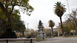 Viernes otoñal en San Juan : cielo cubierto , lloviznas y viento sur
