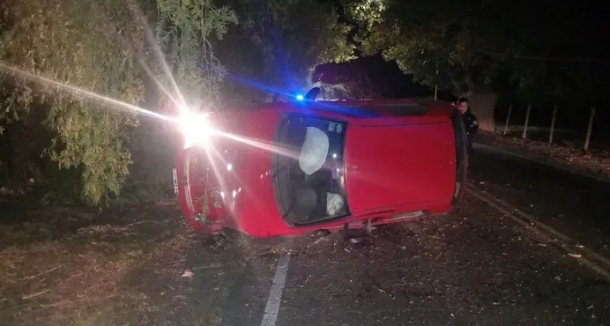 Volcó su auto al intentar esquivar una paloma: el insólito accidente que sorprendió a San Martín