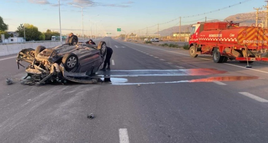 Violento vuelco en Ruta 40: un auto rompió el guardarraíl y terminó 70 metros más adelante
