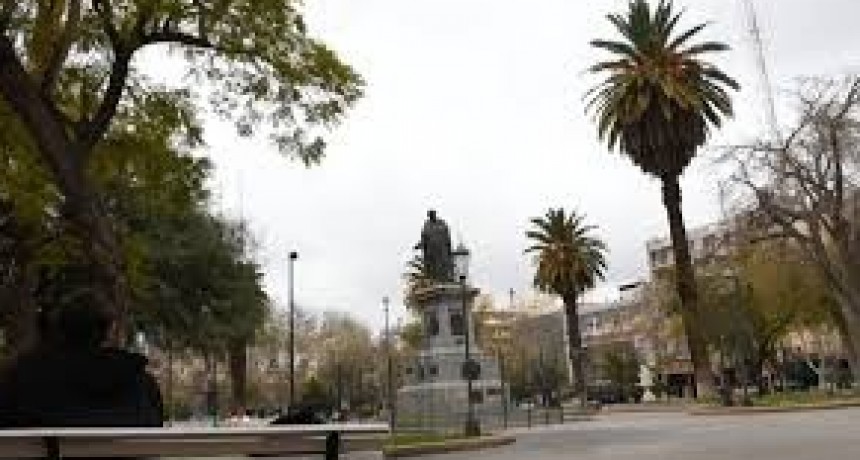 Viernes otoñal en San Juan : cielo cubierto , lloviznas y viento sur