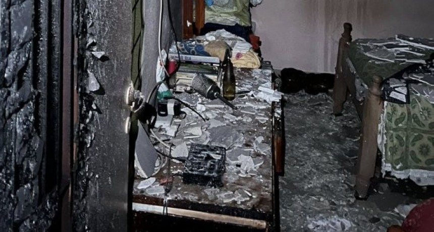 Incendio devastó una vivienda en Santa Lucía: una familia lo perdió todo