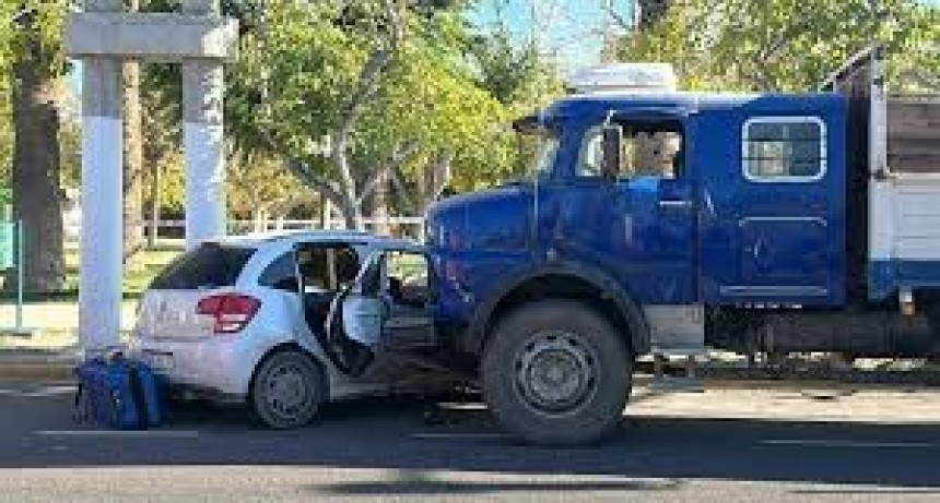 Tragedia en Rivadavia: una mujer falleci&oacute; tras un violento choque en Avenida Libertador