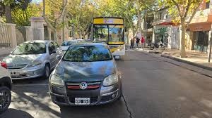 Triple choque en Capital: un motociclista terminó hospitalizado tras ser embestido