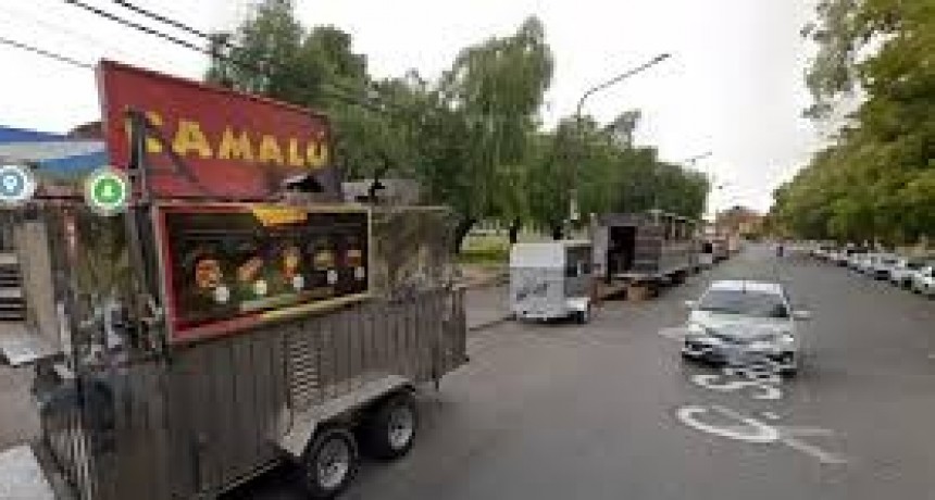 Malestar vecinal por los residuos de los food trucks en calle San Luis: habrá operativo de limpieza