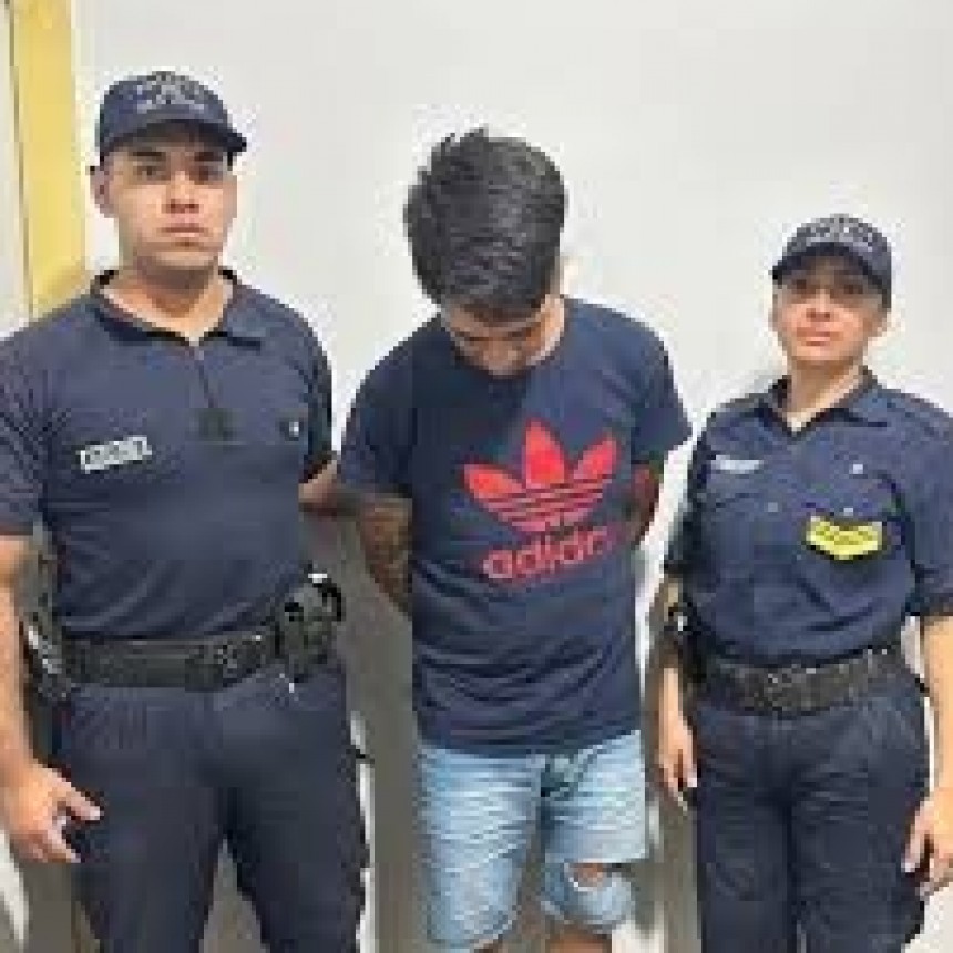 Lo sorprendieron robando cerámicos tras hacer un boquete en una pared: detenido en Rawson
