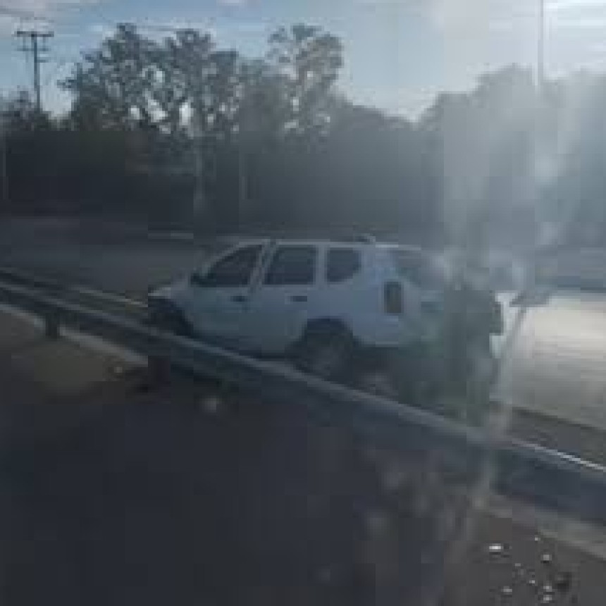 Impactante accidente en Ruta 40: una camioneta choc&oacute; y qued&oacute; incrustada sobre el guardarra&iacute;l