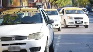 Remisero terminó hospitalizado tras un violento choque en Chimbas