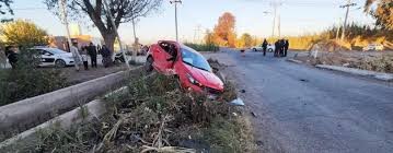 Rawson: un auto terminó en un canal tras un choque con un camión en un cruce peligroso