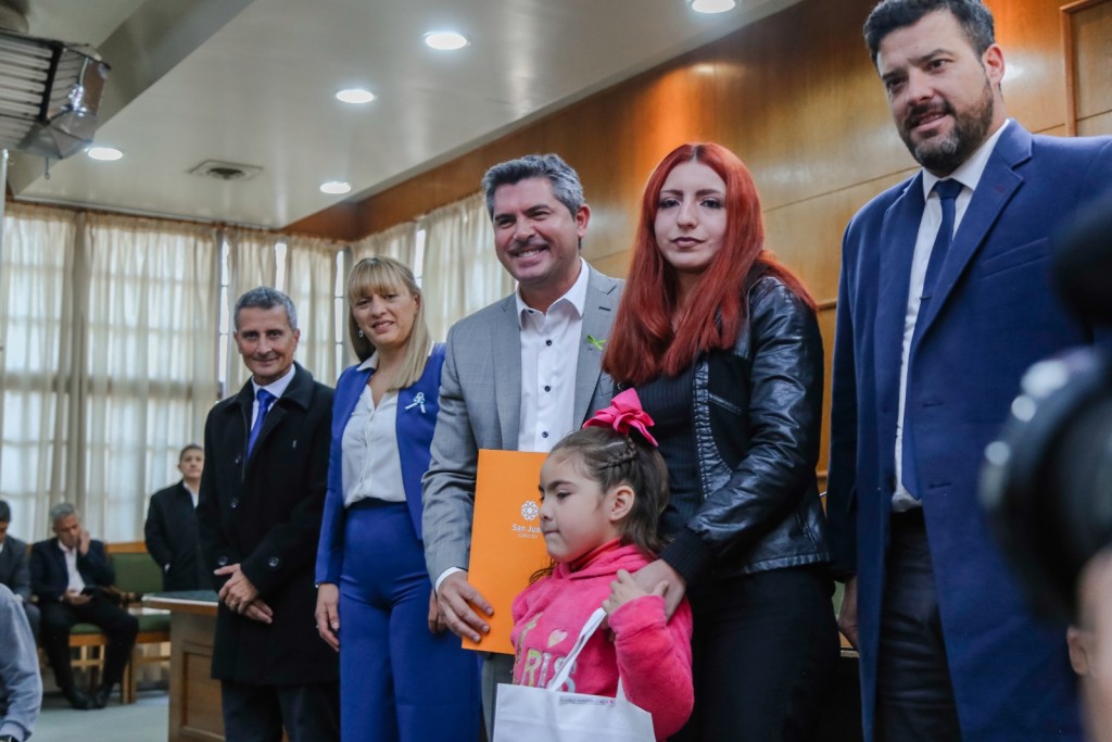 El gobernador encabezó una nueva entrega de audífonos, anteojos y subsidios para implantes cocleares