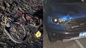 TRAGEDIA EN ANGACO:  Murió un ciclista tras ser embestido por una camioneta: el conductor quedó detenido
