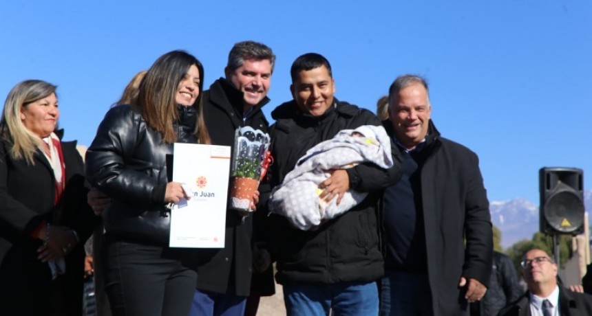 Orrego entregó viviendas a familias de Calingasta