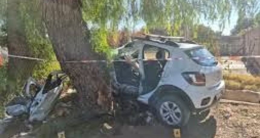 IMPACTANTE ACCIDENTE EN CHIMBAS: Chocó contra un árbol para esquivar una moto que cruzó en rojo