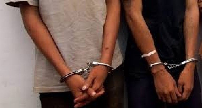 Inseguridad en Capital: se metieron por los techos a robar en dos conocidos locales y cayeron in fraganti