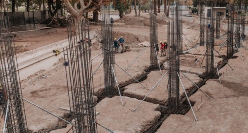 El nuevo puente del lago del Parque de Mayo empieza a tomar forma