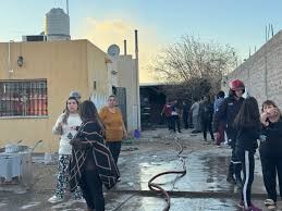 Incendio en Rawson: Un Hombre Trasladado al Hospital Tras una Posible Explosión