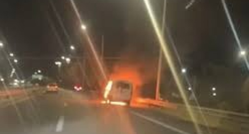 Camioneta en Llamas en la Avenida Circunvalación