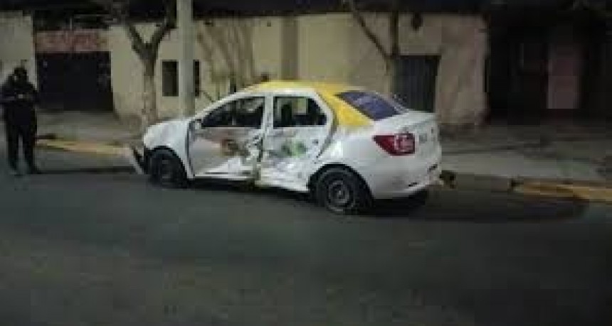 Violento Accidente en Chimbas: Un Taxi Destruido y Dos Heridos en Salta y Neuquén