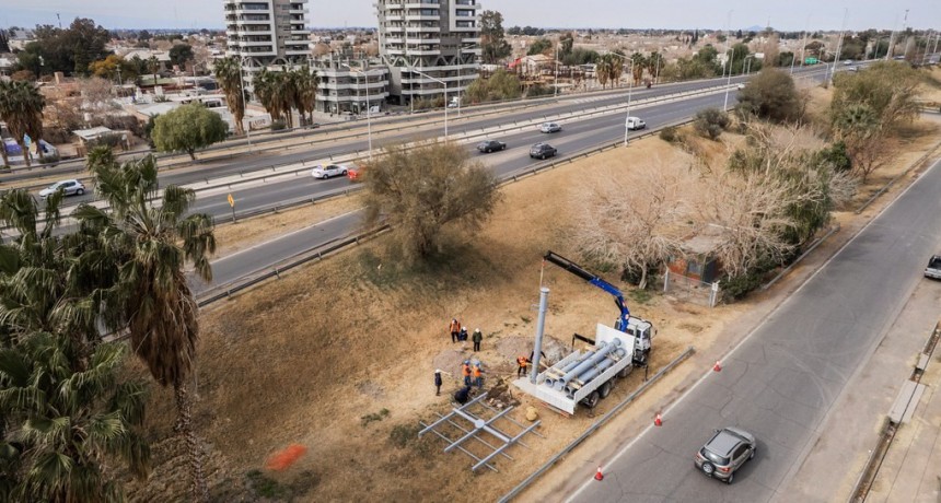 Comenzó el montaje de las primeras megaestructuras para convertir a la Circunvalación en la primera ruta solar del país