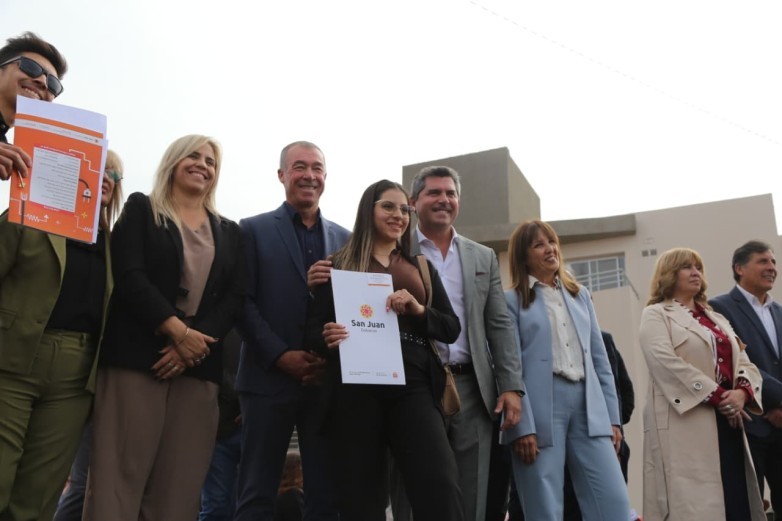 El gobernador Orrego entregó 260 viviendas en el barrio Los Molinos de Capital
