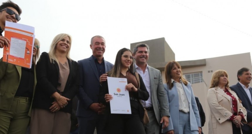 El gobernador Orrego entregó 260 viviendas en el barrio Los Molinos de Capital