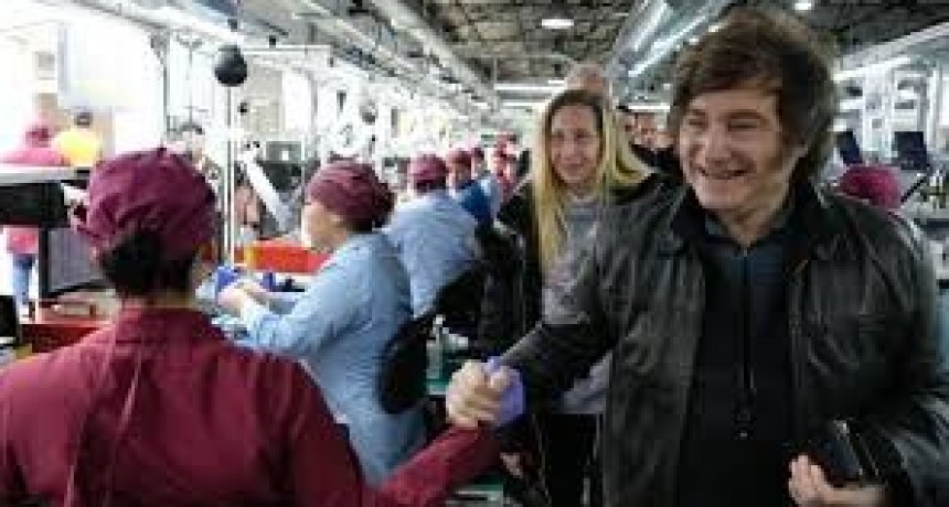 Milei en Ushuaia: US$300.000 en logística aérea vs. 70 asistentes y masivas protestas por el cierre de Australtex