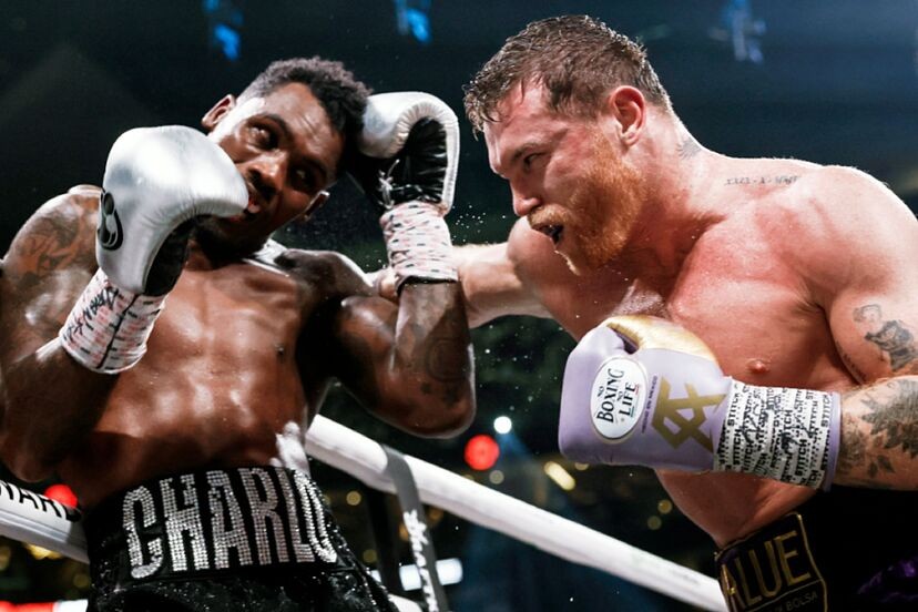 Canelo Álvarez venció a Jermell Charlo por decisión unánime para retener el título