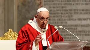 El papa Francisco volvió a recortarle  el sueldo a los cardenales