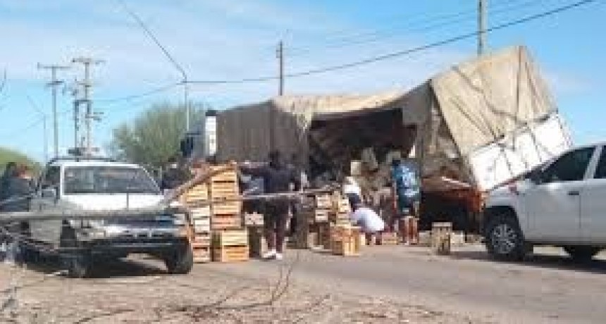 Camión vuelca en Caucete