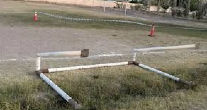 Tragedia en San Juan: Murió un Adolescente de 13 Años al Caerle Encima un Arco de Fútbol Sin Anclaje en un Camping