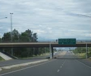 Joven cayó de un puente de la Circunvalación