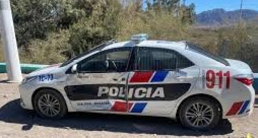 Tensión en Chimbas: robaban hierro en una obra, uno se escondió en un ropero y sus familiares molieron a palos a la policía